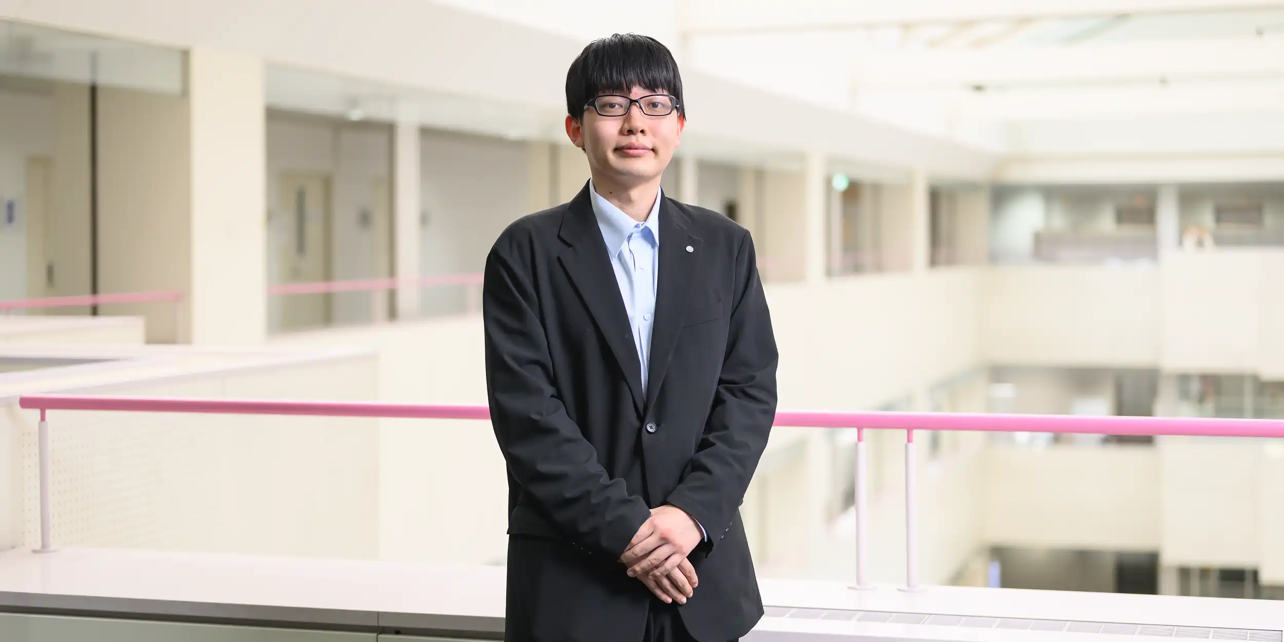 インタビュー・石井温也の写真です。