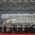 辞令を持った新入社員の皆さん