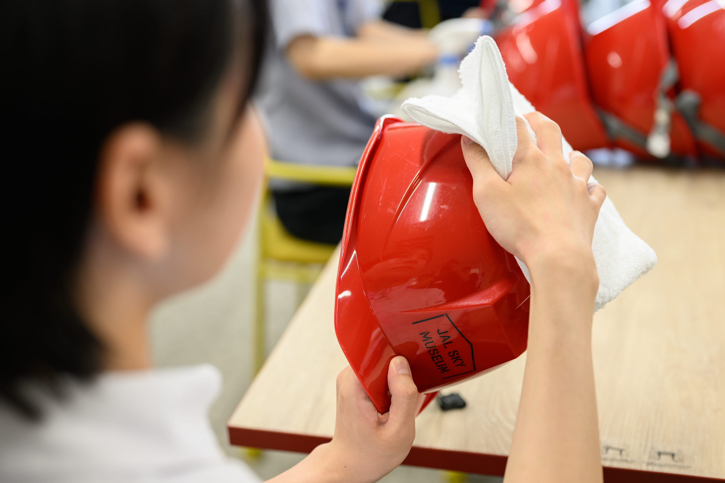 ヘルメットの清掃をしています。