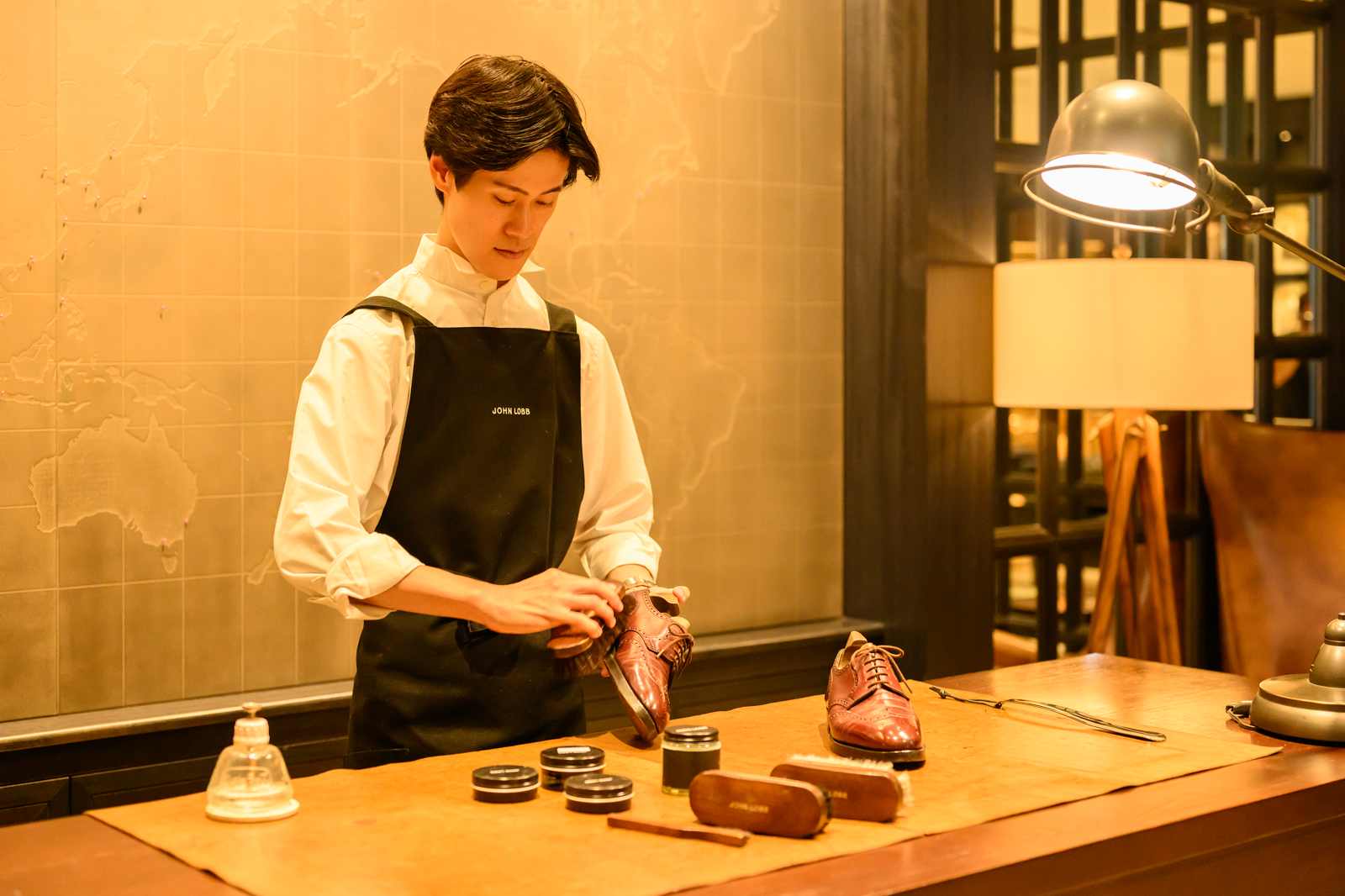 シューシャイン業務をするスタッフの写真