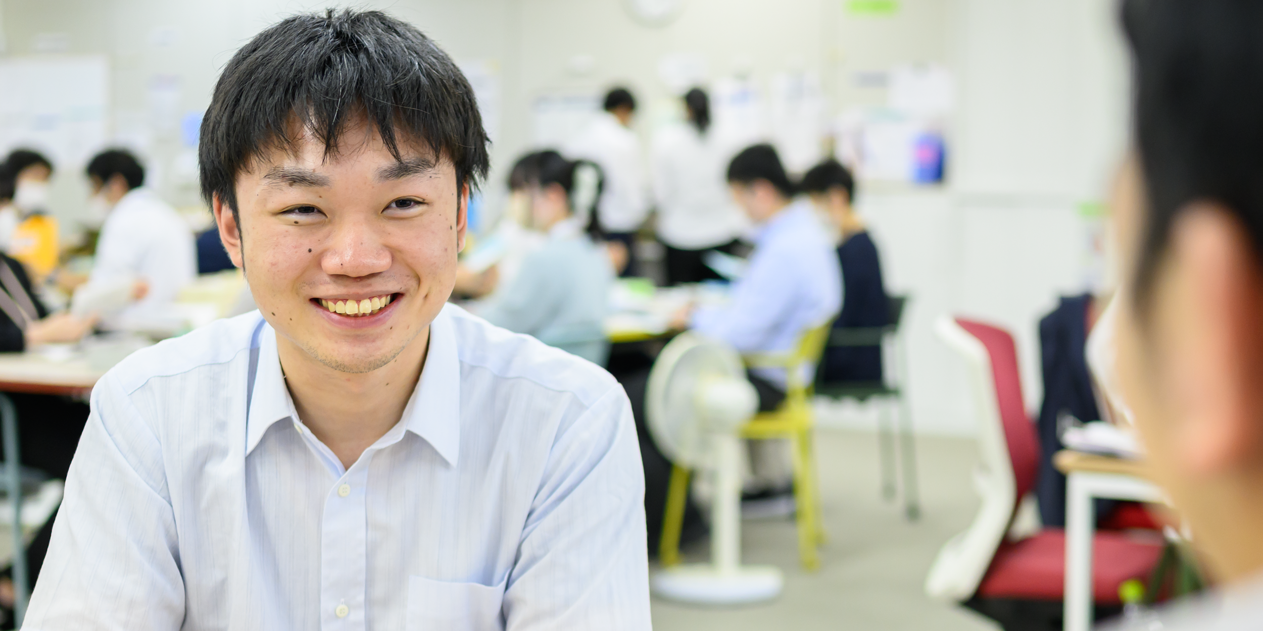 職員の市東さんの写真です。