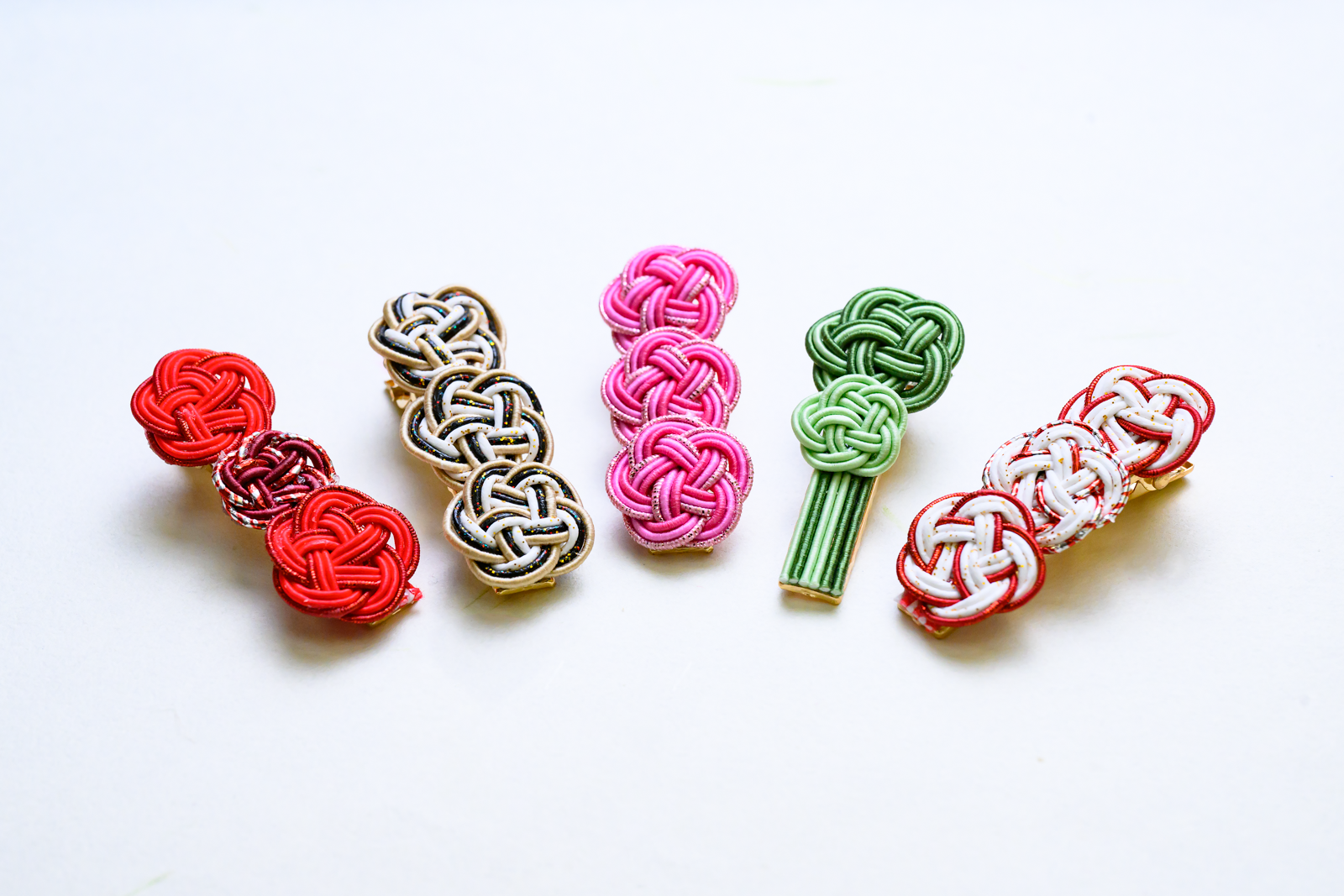 色とりどりのさまざまな水引の写真です。