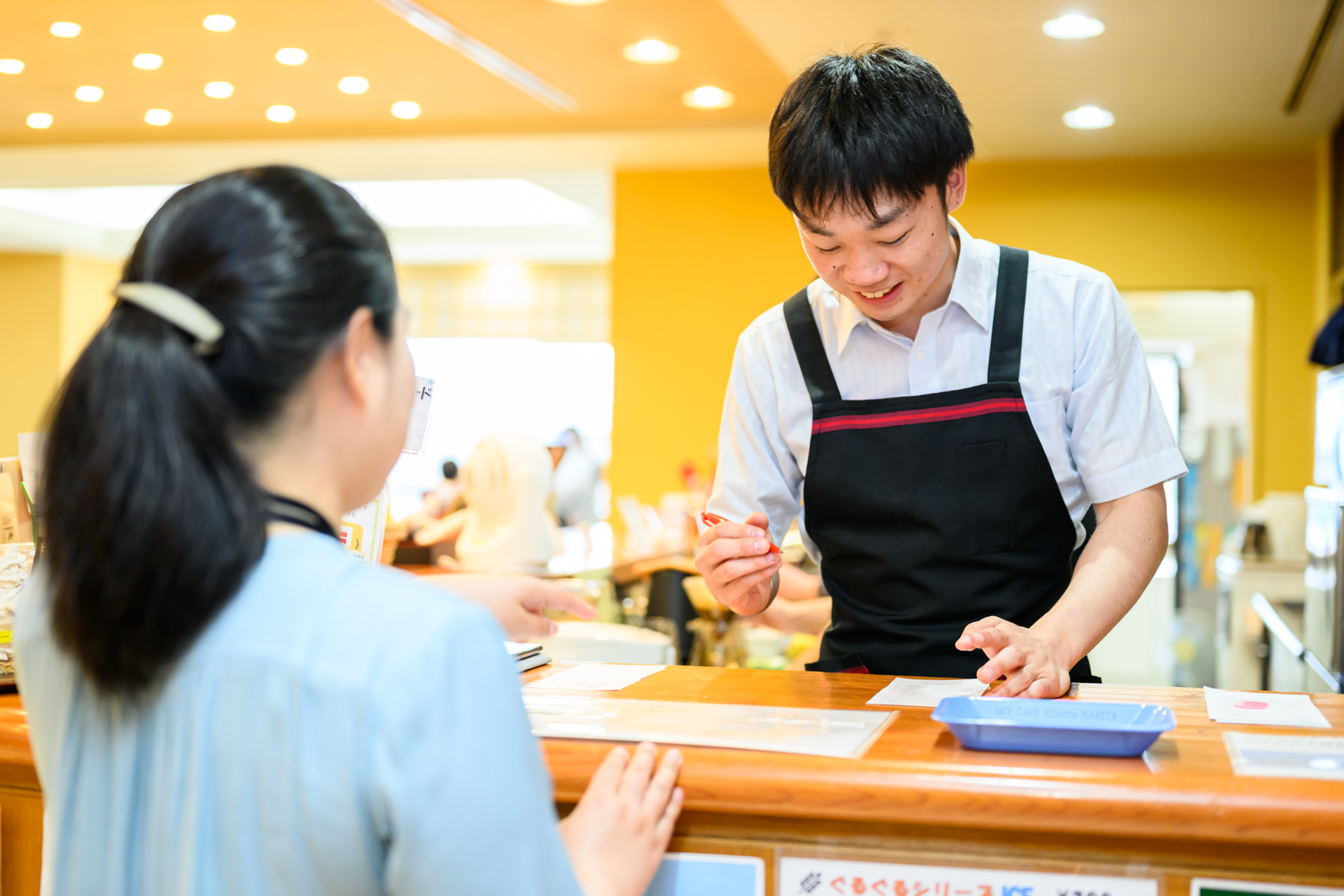 職員の市東さんの写真です。