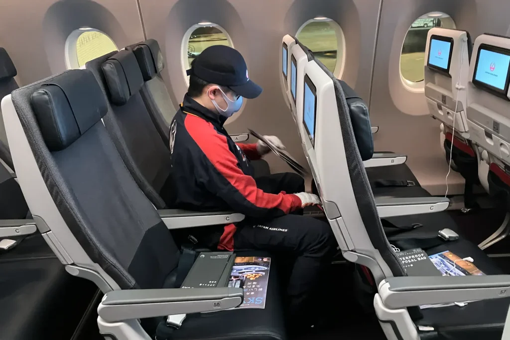 フライトを支える業務(クリーニング)の様子です。